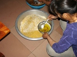 Adding oil to seasoned rice to make zong zi